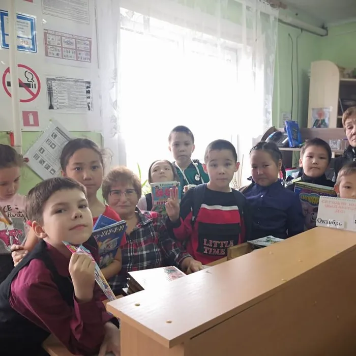 Сентябрь 2022 Учащиеся АОСШ , всем классом во главе с преподавателем Янковой К.Е., в библиотеку.