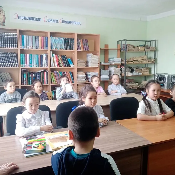 Первоклассники в библиотеке.
