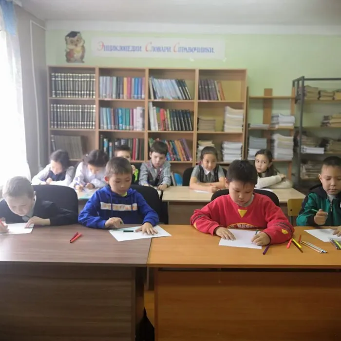 Октябрь 2022. Ученики АОСШ, 2 класс пишут письма мобилизованным.