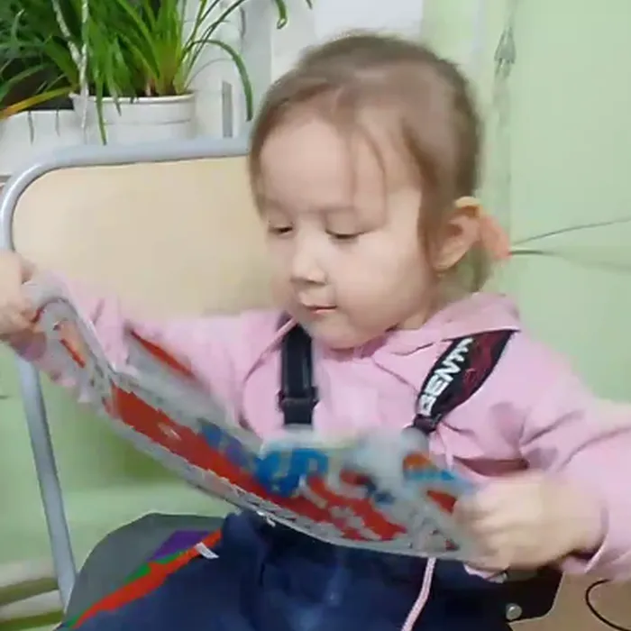 Самая юная читательница😍